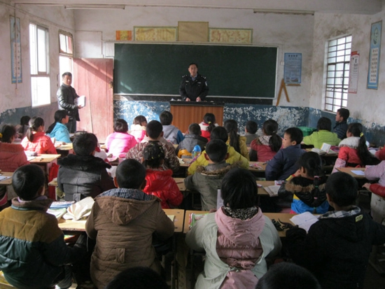 南海派出所民警深入農(nóng)村小學(xué)開(kāi)展禁毒宣傳