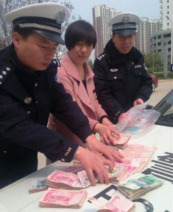 粗心市民13萬(wàn)貨款當(dāng)垃圾扔掉 民警追回