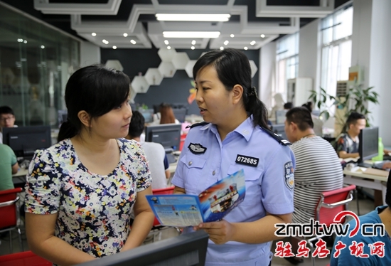 8月4日，駐馬店市公安局東高派出所社區(qū)民警走進(jìn)工地發(fā)放《公安消防宣傳手冊(cè)》和《公民消防安全常識(shí)》4.jpg