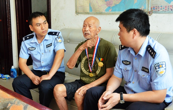 西平民警看望慰問(wèn)抗戰(zhàn)老兵（圖）