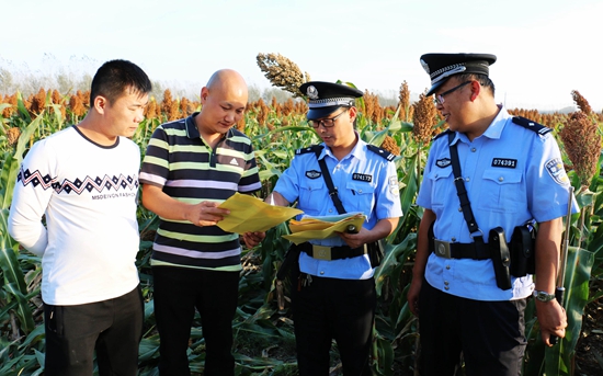 西平民警配合政府禁燒護“三秋”（圖）