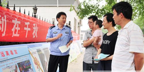 正陽(yáng)縣公安局禁毒大隊(duì)向行人宣傳“預(yù)防毒駕、珍愛生命”常識(shí)
