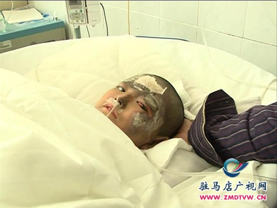 特別關(guān)注：深夜火災(zāi)一家三口兩人重傷，同窗好友集體救助_2014121420339.JPG