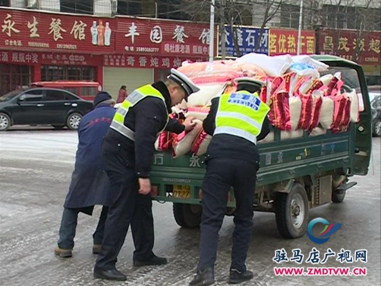 雨雪天氣路滑難行，交警提醒安全出行3.JPG