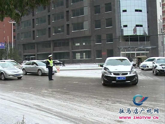 雨雪天氣路滑難行，交警提醒安全出行(1).JPG