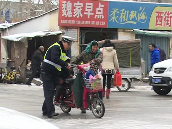 雨雪天氣路滑難行，交警提醒安全出行1.JPG