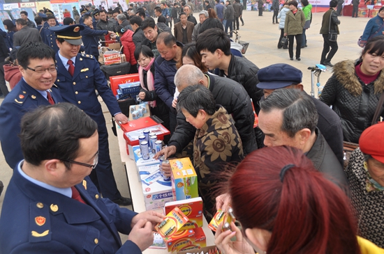駐馬店“3.15國際消費者權(quán)益日”主題活動宣傳活動在世紀(jì)廣場舉行