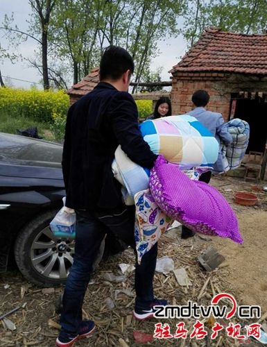 愛(ài)心涌向平輿乞討的劉家兄妹
