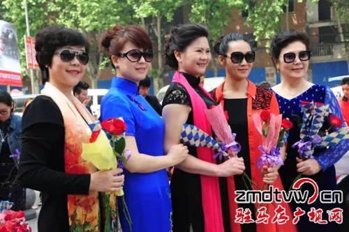 母愛傳遞 3000朵玫瑰義賣全城 2萬余元善款救助貧困婦女兒童、貧困女大學(xué)生