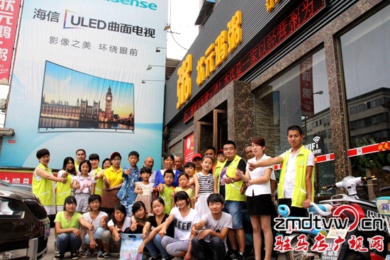 陽光助學(xué)志愿者、受助學(xué)生、家長在狀元鴻酒店合影留念.jpg