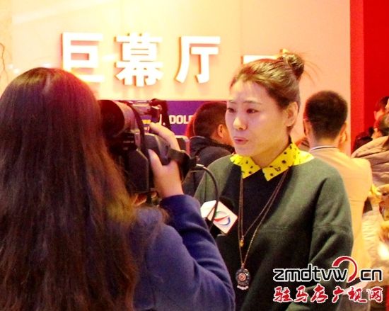好萊塢影城負責人呂志敏接受媒體采訪.jpg