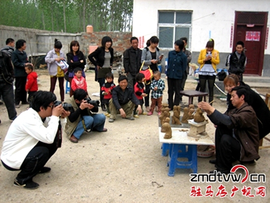 人們慕名到馬國發(fā)家觀看泥塑作品。_副本.jpg