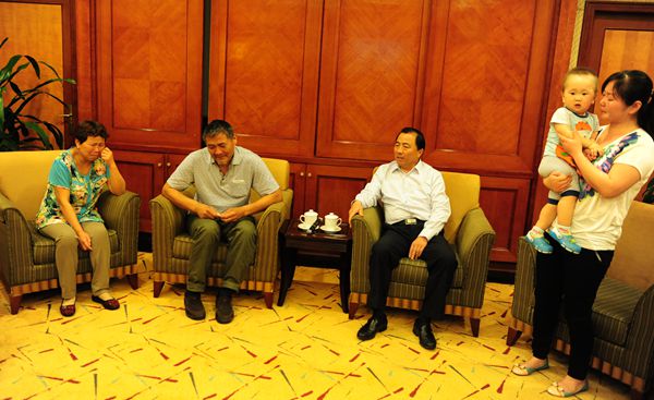 李到信同志先進(jìn)事跡座談會在深圳召開