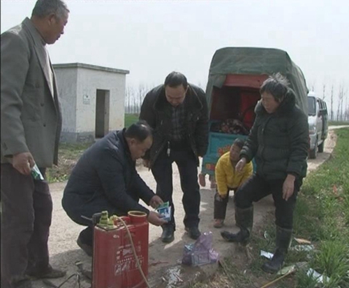 上蔡農(nóng)業(yè)專家田間地頭指導小麥黃化花葉病防治