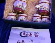 據(jù)了解，駐馬店清雅齋清真食品有限公司成立于2015年10月，是一家年輕的食品加工企業(yè)。公司位于駐馬店裝備產(chǎn)業(yè)集聚區(qū)，占地約2000平方米，擁有先進(jìn)的標(biāo)準(zhǔn)化生產(chǎn)設(shè)備和大型倉庫。公司專注于清真類食品的研發(fā)和加工，其主打的“馬老饕”牌清真牛肉醬和牛肉條，以我市豐富的夏南牛資源為原料基地，以獨(dú)特配方和加工工藝制成，填補(bǔ)了我市該類食品加工業(yè)的空白。