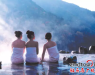 泡溫泉：嵖岈山溫泉度假酒店溫泉占地150畝，整個(gè)項(xiàng)目是由河南省乃至中原六省最大的溫泉項(xiàng)目。將中國(guó)的養(yǎng)生溫泉文化演藝的淋漓盡致。她將中國(guó)人的健康概念提升到一個(gè)高度。她引領(lǐng)的是一種健康的生活方式。溫泉水屬國(guó)家罕見(jiàn)的鈾溫泉，溫泉水富含氯、硫酸根、氟、氡、可溶性硅酸、鈉、鈣、鉀、鎂等30多種有益人體的礦物質(zhì)微量元素，常泡溫泉具有養(yǎng)生、美容、延年益壽等功效。