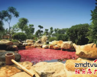 露天溫泉占地120畝，整個(gè)露天溫泉區(qū)溫泉養(yǎng)生功效泡池163個(gè)，及其的震撼和壯觀。室內(nèi)溫泉綜合服務(wù)樓，總面積2萬(wàn)平方米，一次性可接待約6000人。    優(yōu)惠活動(dòng)：   嵖岈山溫泉小鎮(zhèn)鉅惠會(huì)員卡提前預(yù)售，辦理前100名會(huì)員卡的，根據(jù)會(huì)員辦理繳費(fèi)情況，免費(fèi)贈(zèng)送嵖岈山溫泉門票，最多可贈(zèng)送100張，名額有限，贈(zèng)完為止！咨詢電話0396-4999999/4999906市內(nèi)：溫泉門票買二送一，買三送二地址：建業(yè)森林半島38號(hào)樓5單元6樓電話：15103812551    13839938576