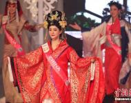 2015世界旅游小姐全球總決賽近日在吉隆坡落幕，61個(gè)國家和地區(qū)的61名佳麗參加了總決賽。最終，菲律賓選手獲得冠軍。烏干達(dá)選手和立陶宛選手分別獲得了第二名和第三名。圖為2015世界旅游小姐中國總決賽冠軍王汝妍驚艷亮相。