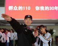 【駐馬店廣視網(wǎng)】（記者 朱劍鋒 通訊員 張華）1月10日，是全國第30個110宣傳日。駐馬店市公安局在1月10日前后，在全市范圍內(nèi)組織開展以“群眾的110，你我的30年”為主體的集中宣傳活動。1月8日上午，市公安局邀請近百名中學(xué)學(xué)生參觀駐馬店市局指揮中心大廳，了解指揮中心基本情況、市區(qū)接處警工作模式及所取得的顯著成效，學(xué)習(xí)正確報警和提高自身防范能力的知識。在駐馬店市局二樓大廳特殊警務(wù)支隊演示、展示97-1防暴槍、38mm防暴槍、85式狙擊步槍、92式自動手槍、9mm自動轉(zhuǎn)輪手槍、99式防爆服、管狀式網(wǎng)槍等輕型武器和部分防爆救援設(shè)備。 