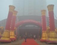 【駐馬店廣視網(wǎng)】（記者 朱劍鋒）1月9日上午，河南金地集團十周年大慶輝煌再出發(fā)活動在確山縣金地?盛世華庭隆重舉行。世界杰出華商協(xié)會主席、天九平臺投資集團總裁，湖南天九雙眾資產(chǎn)管理有限公司董事長姜正軍先生，中共確山縣委統(tǒng)戰(zhàn)部部長張萬兵等領(lǐng)導以及30多家新聞媒體記者出席慶?；顒?。十年金地，躬耕確山，在城市發(fā)展的歷史進程中，留下了濃墨重彩的一筆。從金地?愛民安置小區(qū)到金地?盛世華庭，金地家園作為確山宜居生活建設領(lǐng)航者和開拓者，持續(xù)為確山締造時代地標和人居典范工程，構(gòu)筑城市最亮麗的風景線。