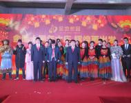河南金地集團公司領(lǐng)導及全體演員上臺合影留念 。 大鵬一日同風起，扶搖直上九萬里。今天，金地家園將負黃牛之精神、懷鯤鵬之志向不斷尋求更高更新的突破，必將為實現(xiàn)中國夢而翱翔于天中大地!