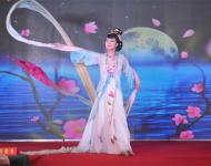 反串表演一個讓女人尖叫和男人陶醉的精彩節(jié)目