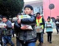 2016年1月8日下午,在駐馬店市汝南縣三門閘街道大新莊小學(xué)校院內(nèi)，駐馬店市陽(yáng)光助學(xué)協(xié)會(huì)負(fù)責(zé)人及志愿者、大新莊學(xué)校師生、學(xué)生家長(zhǎng)歡聚一堂，舉行了“陽(yáng)光助學(xué)愛(ài)心圖書(shū)室”捐贈(zèng)儀式。圖為學(xué)生和志愿者一起搬運(yùn)新書(shū)
