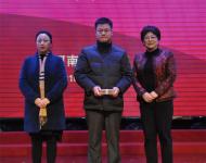 市婦聯(lián)主席李桂霞和杭州陳麗娟化妝品有限公司陳麗娟女士共同為唐氏綜合癥患兒家長(zhǎng)捐款3萬元后合影