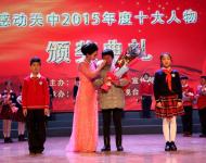 一個樸實、陽光如鄰家小伙的帥氣青年，在危險來臨之際奮不顧身撲向火場，與死神搏斗的日日夜夜仍念念不忘作為保安的職責。他的事跡感動鵬城驛城、感動天中、感動大江南北。大愛真英雄，烈火中永生，柔肩擔道義，熱血鑄忠誠。烈火忠魂——李到信