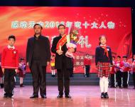 搏擊商海，創(chuàng)造本土連鎖超市的旗艦神話；回饋社會，把“愛與感恩”的理念根植于企業(yè)管理；體貼員工，讓每一個愛家人有幸福的歸屬和主人翁的驕傲。愛家屬于他，屬于每一位愛家員工，也屬于駐馬店這座城市。商海傳奇——王海周 
