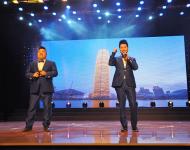 一曲唱完，現(xiàn)場觀眾已激動不已。隨后他們傾情演唱他們專為駐馬店譜寫的原創(chuàng)歌曲《我在駐馬店等你來》為晚會收尾，讓所有現(xiàn)場觀眾都沉浸在歡樂的氣氛當(dāng)中。