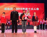 甘守清貧卻大方資助別人，忠于職責卻把對親人的愛深埋在心里。扎根基層保一方平安，他是百姓心中的守護神；心系群眾為人民著想，他是鄉(xiāng)親們心貼心的好所長。貼心的所長不該走。貼心所長——夏明臣