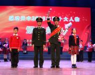 滄海橫流，方顯英雄本色。面對危險義無反顧，他的從容讓人敬佩；處置事故身先士卒，他的身影讓人動容。穿越生死為人們帶來平安，愛兵如子用生命書寫忠誠。消防衛(wèi)士——董英俊 