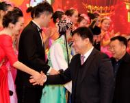 駐馬店人民政府市長陳星、市政協(xié)主席劉軍甫、市政府常務副市長張昕、市委宣傳部部長戚存杰上臺與演職人員握手。