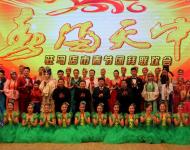 駐馬店人民政府市長陳星、市政協(xié)主席劉軍甫、市政府常務副市長張昕、市委宣傳部部長戚存杰上臺與演職人員合影。
