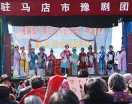 （記者 武帥 健豪）2月17日上午，由駐馬店市文廣新局主辦，市演藝中心（原市豫劇團(tuán)）承辦的新春戲曲周在世紀(jì)廣場(chǎng)正式拉開(kāi)帷幕。來(lái)自市演藝中心的戲曲名家們將在為期一周的時(shí)間里，為廣大市民奉獻(xiàn)一場(chǎng)精彩的節(jié)日戲曲大餐。