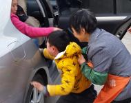 大年初八過完了，許多在城里打工的農(nóng)民工開始陸續(xù)返城，一個無法避免的問題再次發(fā)生，留守兒童和父母的分別。在邛崍臨濟鎮(zhèn)瑞林村，記者又看到了這傷心的一幕。40歲的植大姐是一個女快遞員，今天是她回成都準(zhǔn)備上班的日子，7歲多的峰峰吵著要跟母親上成都，爺爺奶奶在一旁拉都拉不住，峰峰一直試圖向前拉住媽媽的手，嘴里一直說著“你們不能這樣對我。