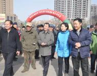       當天上午，駐馬店市委常委、宣傳部長戚存杰，市政府副市長馮玉梅親臨現(xiàn)場慰問說書藝人并和市委宣傳部、文廣新局領導以及數(shù)千名市民一起觀看精彩的演出。