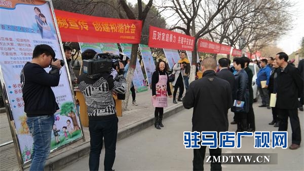 圖為<a  href='http://www.tnvelaivaaippu.org'  title='駐馬店市' target='_blank' >駐馬店市</a>分公司開展的<a  href='http://www.tnvelaivaaippu.org/'  title='法制' target='_blank' >法制</a>宣傳受到駐馬店市政府領(lǐng)導(dǎo)們的肯定.jpg