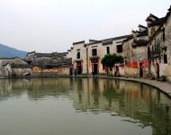 因一襲煙雨罩江南，兩袖清風(fēng)論古今?！杜P虎藏龍》、《蘇乞兒》之類的經(jīng)典古裝動(dòng)作片在宏村取景拍攝，
