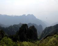 黃山原名黟山，因峰巖青黑，遙望蒼黛而名。后因傳說(shuō)軒轅黃帝曾在此煉丹，故改名為“黃山”。明朝旅行家徐霞客登臨黃山時(shí)，曾對(duì)黃山的秀麗這樣贊嘆：“薄海內(nèi)外之名山，無(wú)如徽之黃山。登黃山，天下無(wú)山，觀止矣！”被后人引申為“五岳歸來(lái)不看山，黃山歸來(lái)不看岳”。（攝影/水墨丹青）