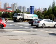 為創(chuàng)建全國(guó)文明城市、國(guó)家衛(wèi)生城市，灑水車每天馬不停蹄。