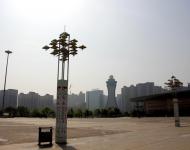 4月7日上午，記者在駐馬店北區(qū)看到，經(jīng)過兩天持續(xù)降雨的洗禮，整個(gè)城市煥然一新，記者隨手拍了幾張小景與廣大網(wǎng)友分享。駐馬店天中廣場(chǎng)到處彰顯社會(huì)主義核心價(jià)值觀的口號(hào)。（記者/喬建豪）