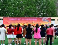 大賽吸引很多人參加（上圖）?！抉v馬店廣視網(wǎng)訊】（記者 蘇莎）多彩生活，幸福年華。4月17日上午9時，由駐馬店市總工會、 駐馬店市婦女聯(lián)合會主辦的“中原銀行杯”2016駐馬店首屆廣場舞大賽，在駐馬店市黃淮學院北區(qū)操場開幕。