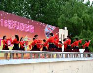 參賽隊伍表演（上圖）。據(jù)了解，“多彩生活 幸福年華”中原銀行杯2016駐馬店首屆廣場舞大賽于今年3月啟動，全市共有47支舞蹈隊報名參加，近千名廣場舞愛好者參與大賽。大賽分為海選、預選賽、市區(qū)決賽、全市總決賽四個場次，通過線上與線下結(jié)合的方式，廣泛傳播健康健身的新理念。通過組織豐富多彩、貼近生活、群眾喜聞樂見的廣場舞、健身舞文化體育健身展示、交流、比賽活動，從而推動全市廣場舞愛好者廣泛參與，樹立全民健身的良好社會風尚和健康文明生活方式的形成。