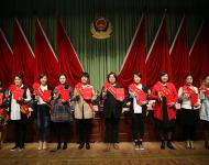 會議對在全市公安工作中取得突出成績的先進集體和先進個人以及長年默默無聞，關(guān)心支持公安工作的民警家屬代表進行了隆重表彰。