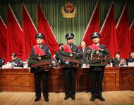 榮獲2015年度全市公安機關(guān)“優(yōu)秀基層單位”、“好警嫂”、“優(yōu)秀共產(chǎn)黨員、“優(yōu)秀人民警察”、“執(zhí)法監(jiān)督標兵”、“破案能手”和“抓捕能手”等13項榮譽稱號的代表上臺領(lǐng)獎。