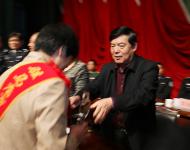 會議對在全市公安工作中取得突出成績的先進集體和先進個人以及長年默默無聞，關(guān)心支持公安工作的民警家屬代表進行了隆重表彰。