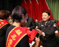 會議對在全市公安工作中取得突出成績的先進集體和先進個人以及長年默默無聞，關(guān)心支持公安工作的民警家屬代表進行了隆重表彰。