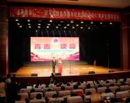 【駐馬店廣視網(wǎng)訊】（記者 劍鋒 蘇莎 武帥）4月27日下午，為紀(jì)念偉大的五四運(yùn)動(dòng)97周年、慶祝五四青年節(jié)，由共青團(tuán)駐馬店市委主辦的“青春使命”——駐馬店市各界青年紀(jì)念“五四”運(yùn)動(dòng)97周年主題聯(lián)歡會(huì)在市群藝館隆重舉行。晚會(huì)上，還表彰了19名“駐馬店青年五四獎(jiǎng)?wù)隆焙?5個(gè)“駐馬店青年五四獎(jiǎng)?wù)录w”。